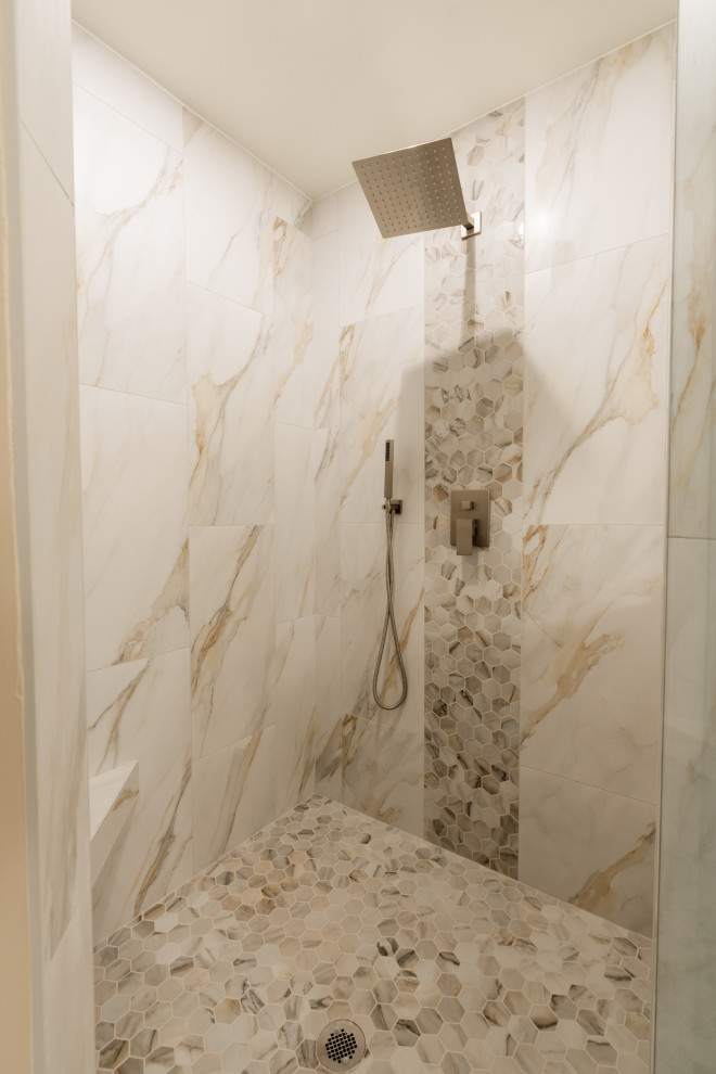 Diseño de cuarto de baño único y a medida tradicional renovado grande con armarios con paneles con relieve, puertas de armario marrones, bañera encastrada, ducha esquinera, sanitario de una pieza, baldosas y/o azulejos beige, baldosas y/o azulejos de cerámica, paredes beige, suelo de baldosas de cerámica, aseo y ducha, lavabo bajoencimera, encimera de cuarzo compacto, ducha con puerta corredera, encimeras blancas y banco de ducha