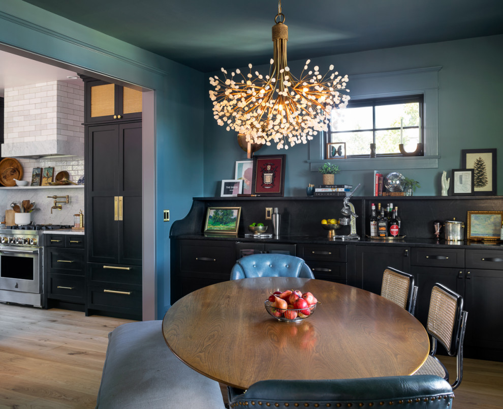 Foto de comedor de cocina clásico renovado de tamaño medio con paredes azules y suelo de madera clara