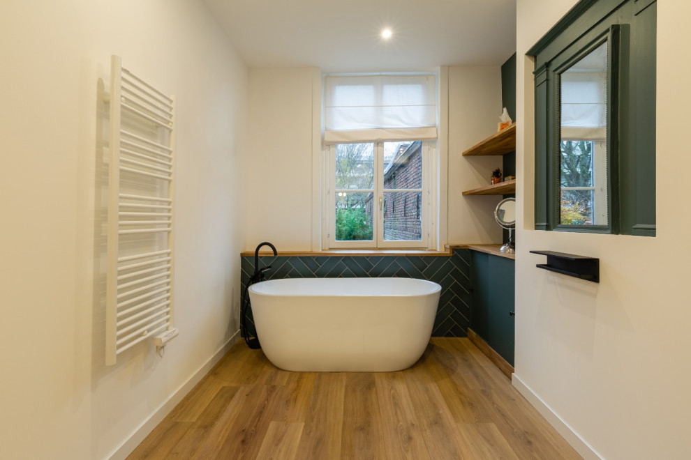 Inspiration för stora moderna brunt en-suite badrum, med luckor med lamellpanel, skåp i mellenmörkt trä, ett fristående badkar, en öppen dusch, blå kakel, keramikplattor, vita väggar, mellanmörkt trägolv, ett fristående handfat, träbänkskiva, brunt golv och med dusch som är öppen