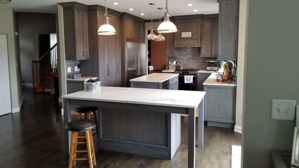 Transitional kitchen photo in Chicago