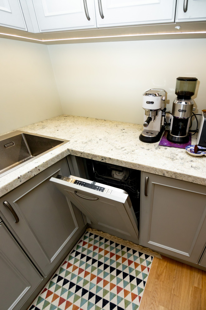 Светло-серая кухня в классическом стиле