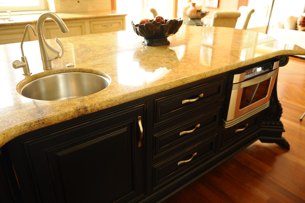 Example of a transitional kitchen design in San Francisco