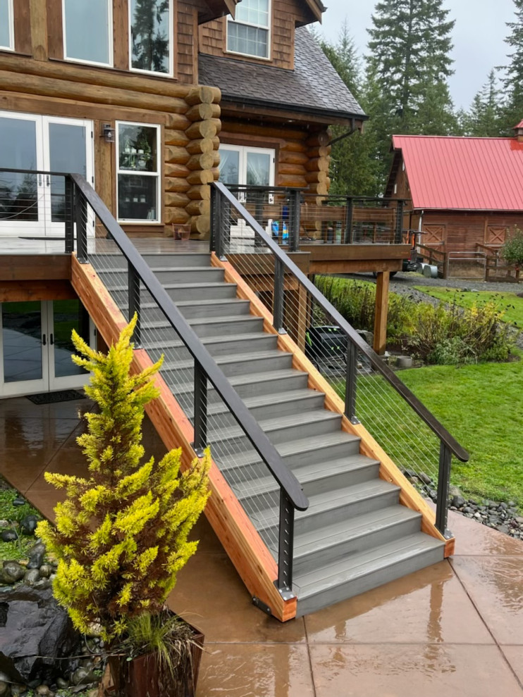 Transitional deck photo in Seattle