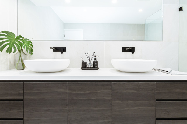Roseville Chase - Urban Main Bathroom modern-bathroom