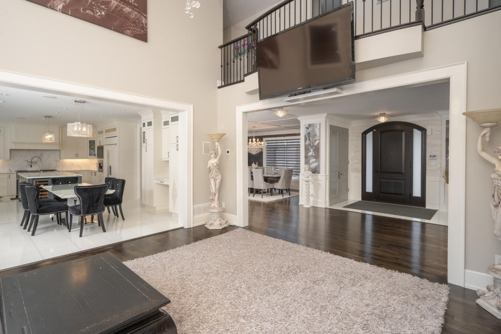 Example of a transitional entryway design in Toronto