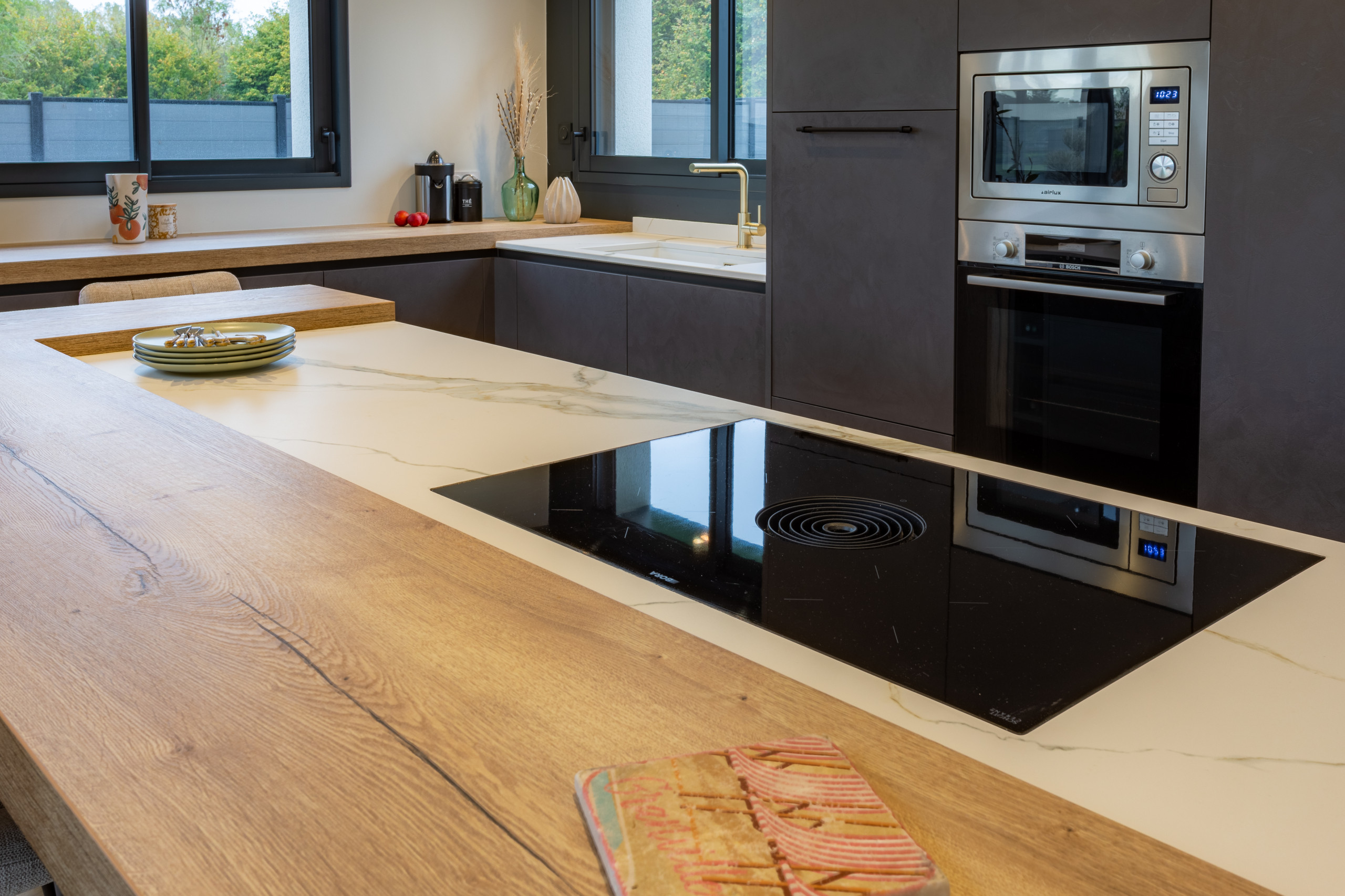 Création dune cuisine ouverte avec coin repas dans un pavillon contemporrain