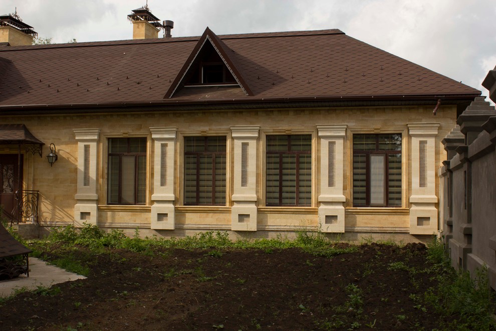 Облицовка природным камнем комплекса для отдыха с беседкой.