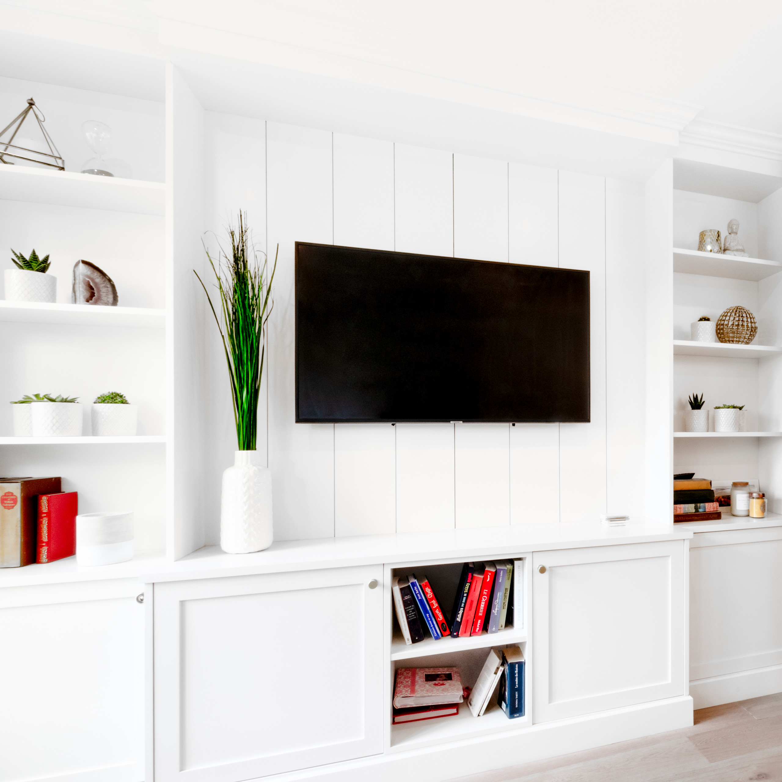 Family room - family room idea in Montreal