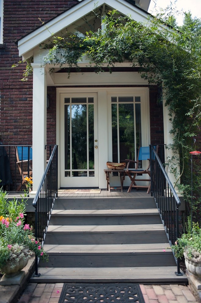 Design ideas for a traditional front yard verandah in Other.