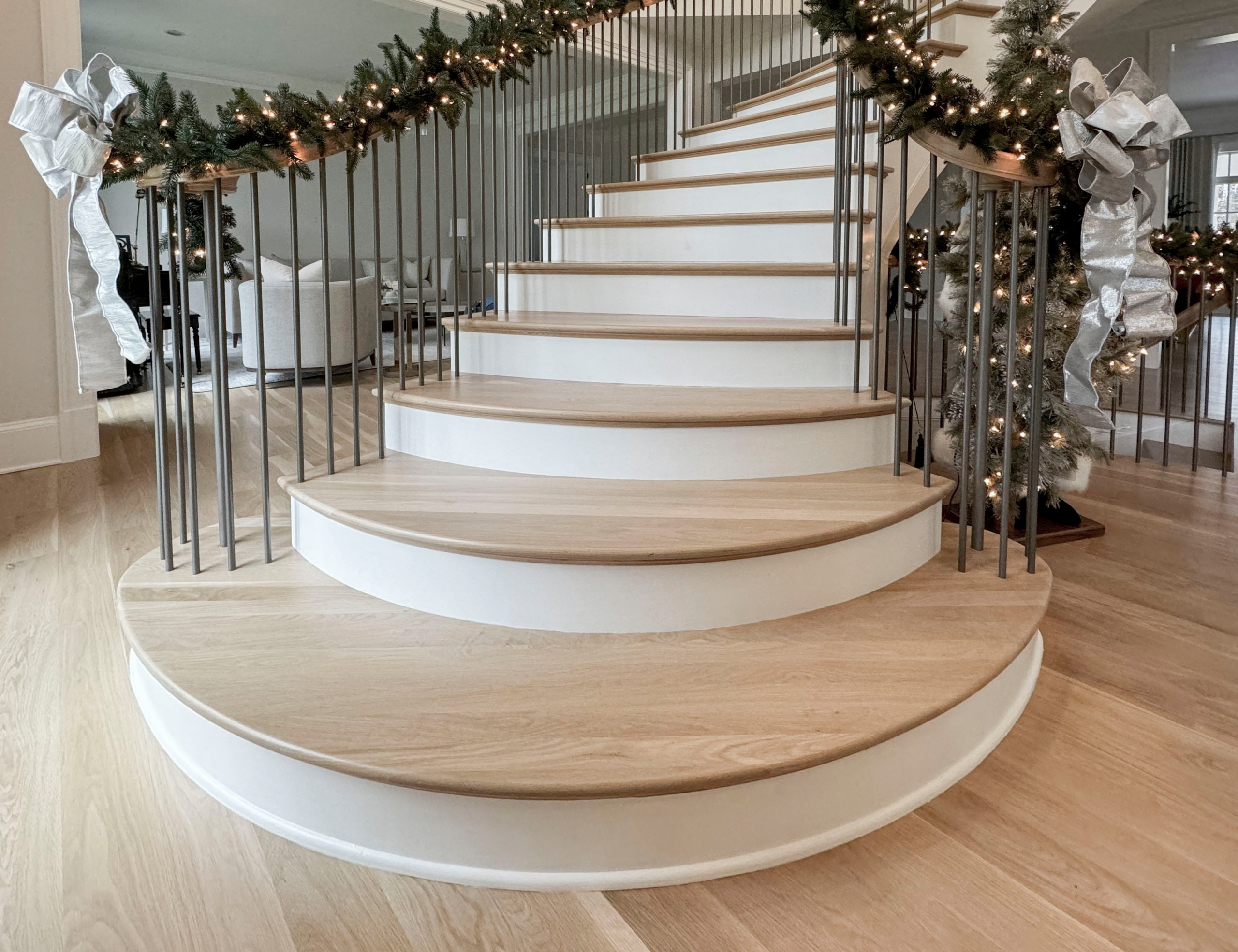 116_Elegant & Eye-catching Curved Staircase, Leesburg VA 20175