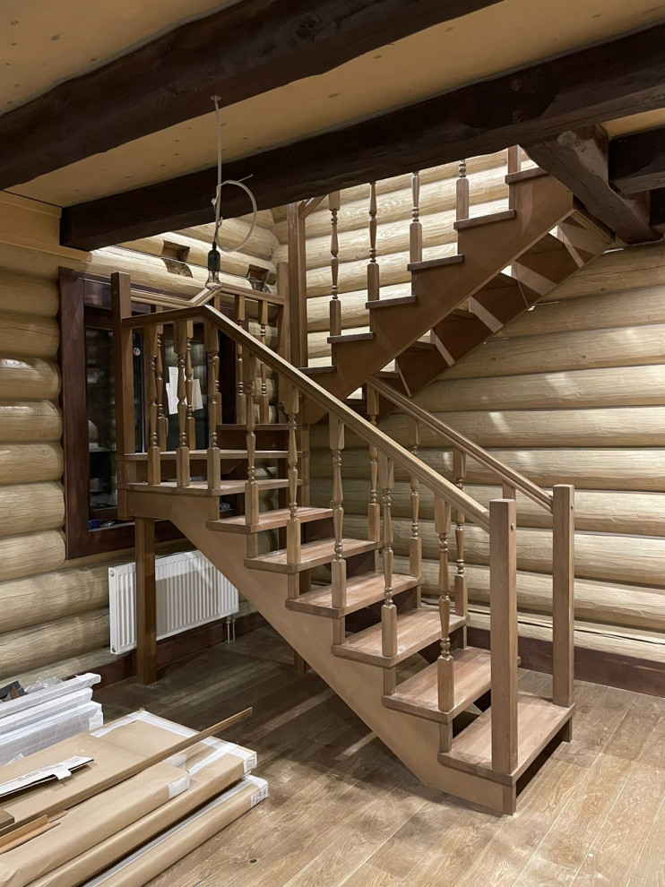 маленька деревянная лестница в гостевом доме