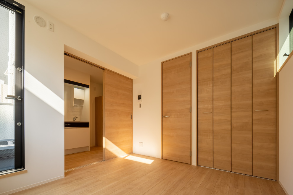 Kleines, Offenes Modernes Wohnzimmer ohne Kamin mit weißer Wandfarbe, Sperrholzboden, beigem Boden, Tapetendecke und Tapetenwänden in Tokio