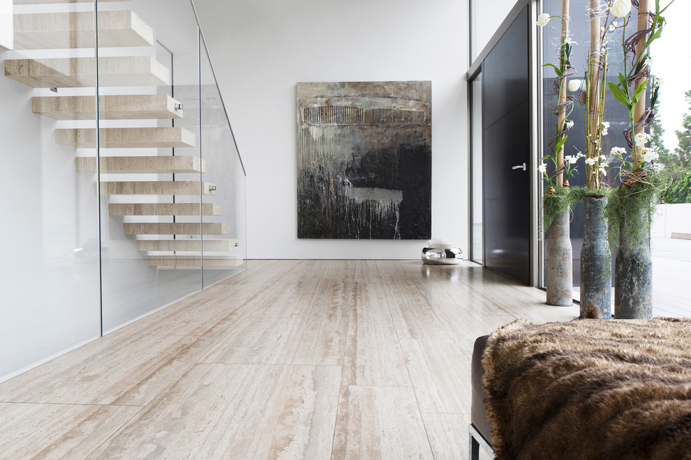 Geräumiges Modernes Foyer mit weißer Wandfarbe, Travertin, Einzeltür und schwarzer Haustür in München