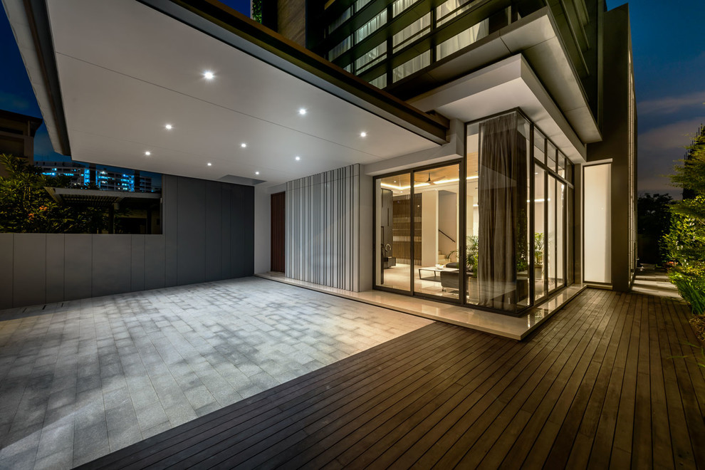 This is an example of a contemporary garage in Singapore.