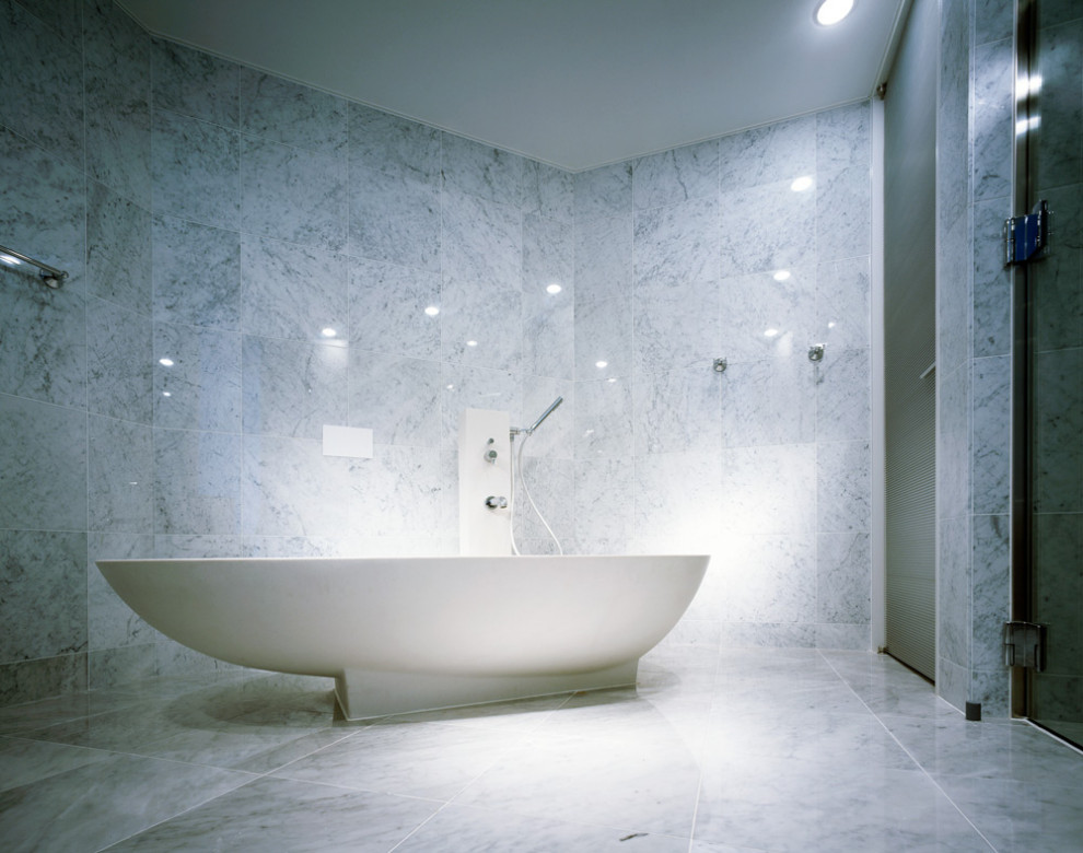 Inredning av ett modernt mellanstort en-suite badrum, med ett fristående badkar, vit kakel, marmorkakel, vita väggar och vitt golv