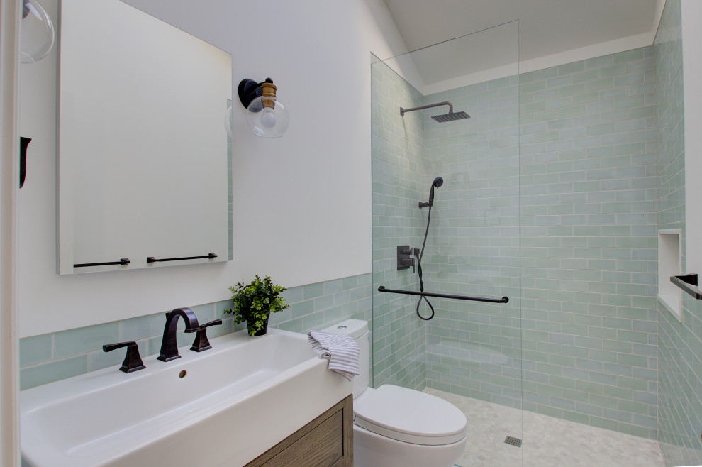 Пример оригинального дизайна: маленькая ванная комната в морском стиле с плоскими фасадами, искусственно-состаренными фасадами, душем в нише, раздельным унитазом, синей плиткой, керамической плиткой, белыми стенами, мраморным полом, душевой кабиной, консольной раковиной, бежевым полом, открытым душем, белой столешницей, нишей, тумбой под одну раковину и напольной тумбой для на участке и в саду