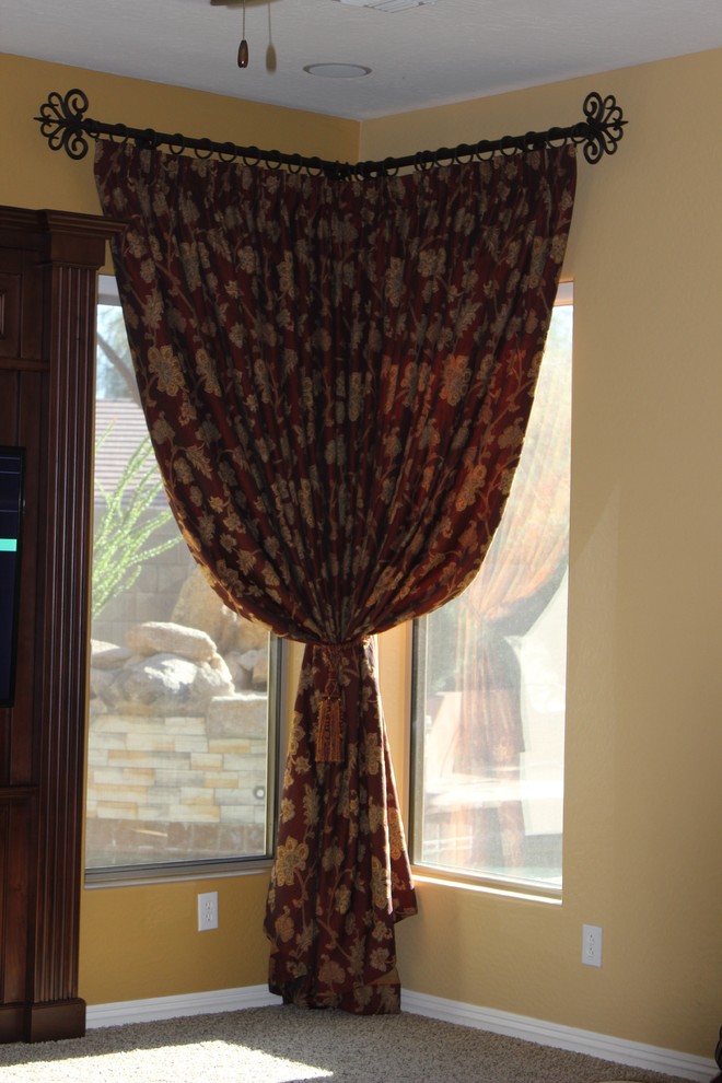 Transitional home design photo in Phoenix