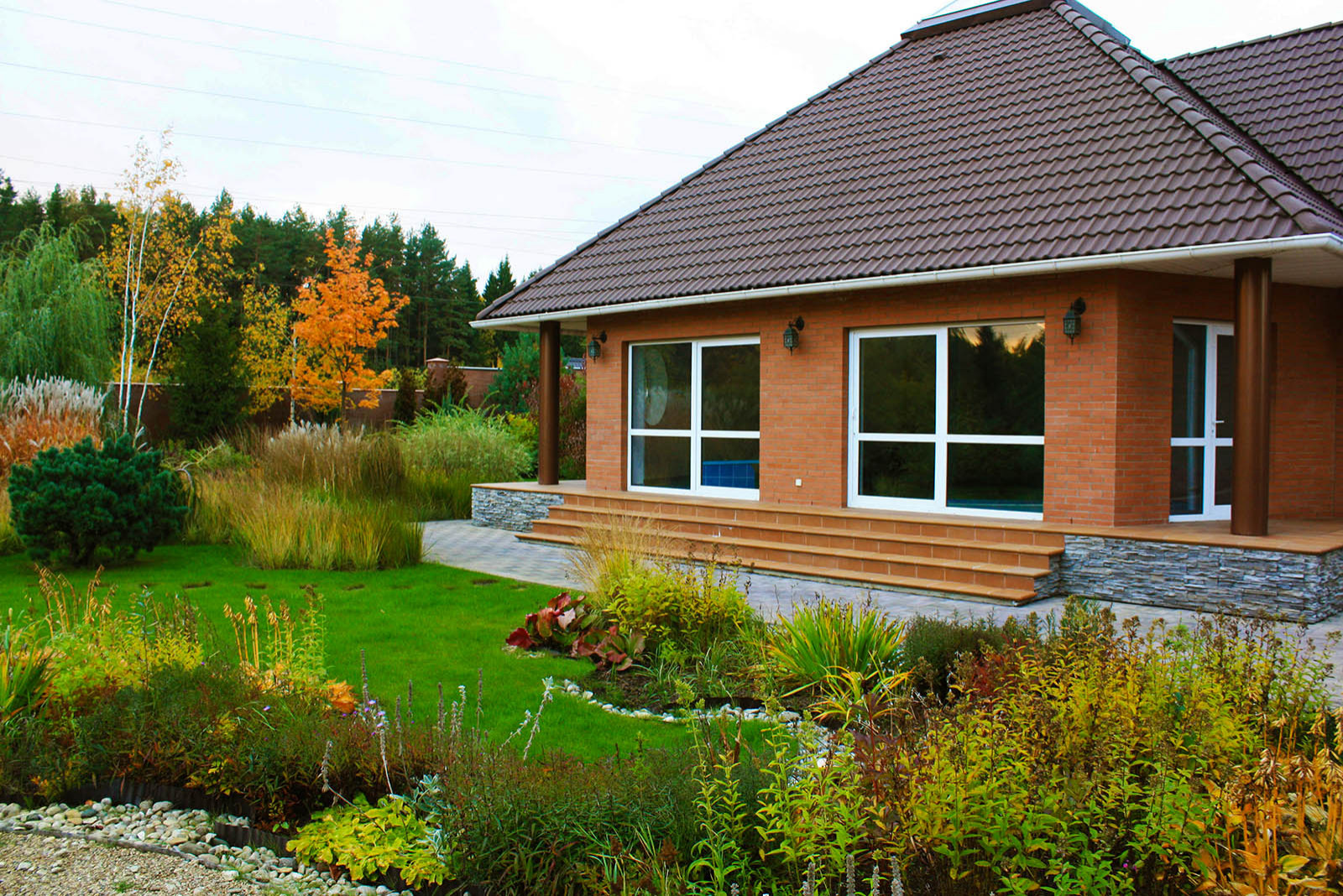 Ландшафтный дизайн - цветники и гравийные дорожки