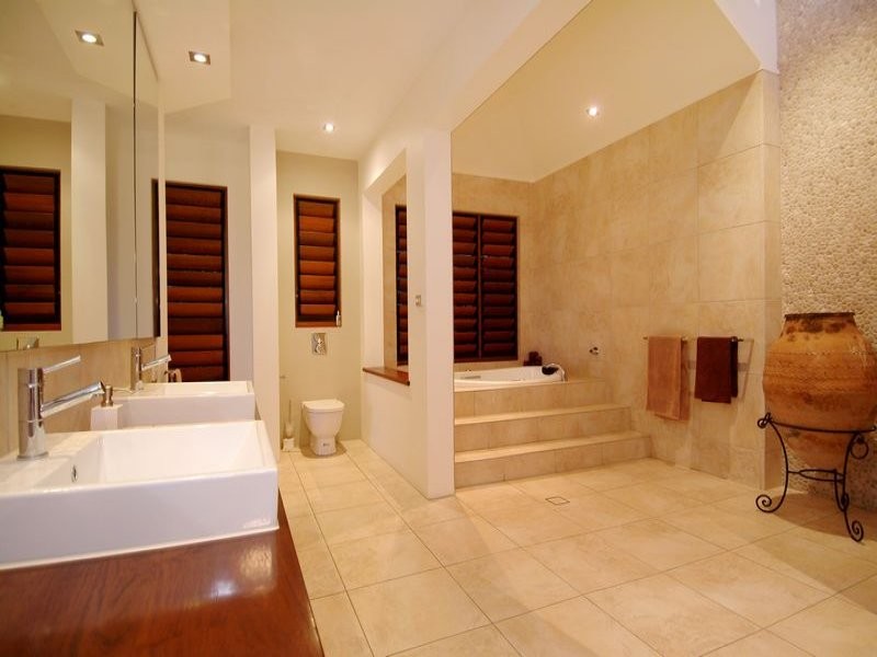 Photo of a contemporary bathroom in Cairns.