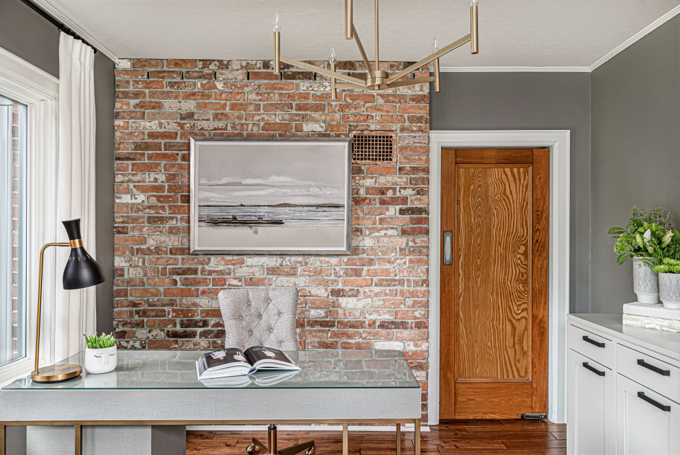 Idée de décoration pour un petit bureau tradition avec un mur gris, un sol en bois brun, aucune cheminée, un bureau indépendant, un sol marron et un mur en parement de brique.