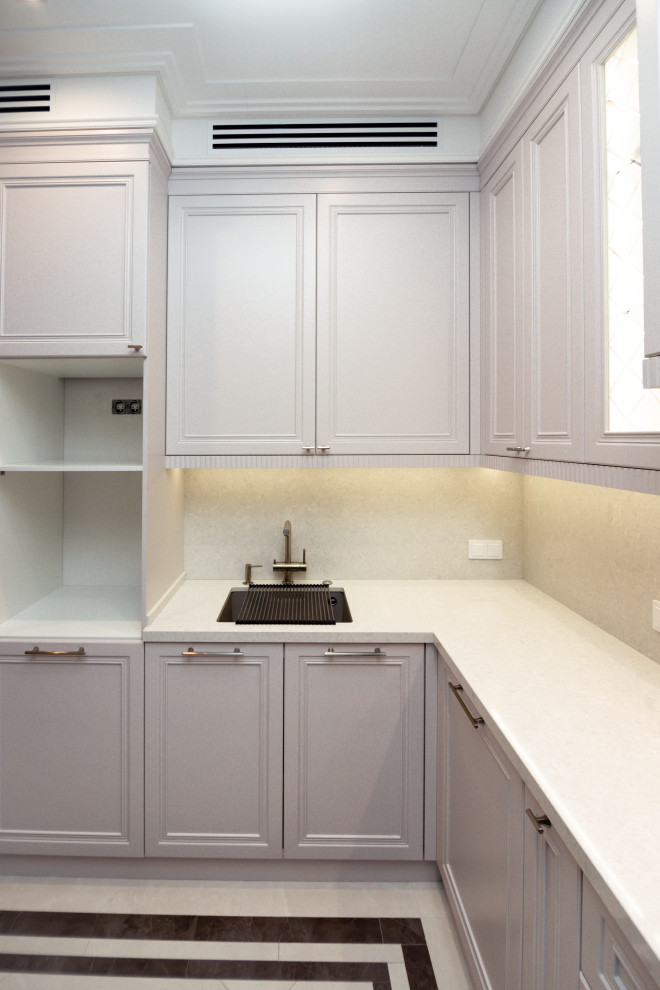 Нежно-серая кухня в неоклассическом стиле