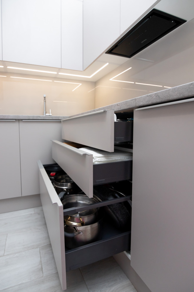 Современная угловая кухня в нежно-сером цвете