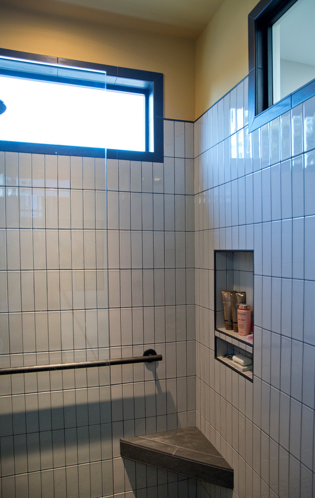Cette image montre une salle de bain principale design en bois brun de taille moyenne avec un placard à porte shaker, une douche à l'italienne, un bidet, un carrelage marron, des carreaux de porcelaine, un mur gris, un sol en carrelage de terre cuite, une vasque, un plan de toilette en granite, un sol noir, aucune cabine, un plan de toilette noir, une niche, meuble simple vasque et meuble-lavabo sur pied.