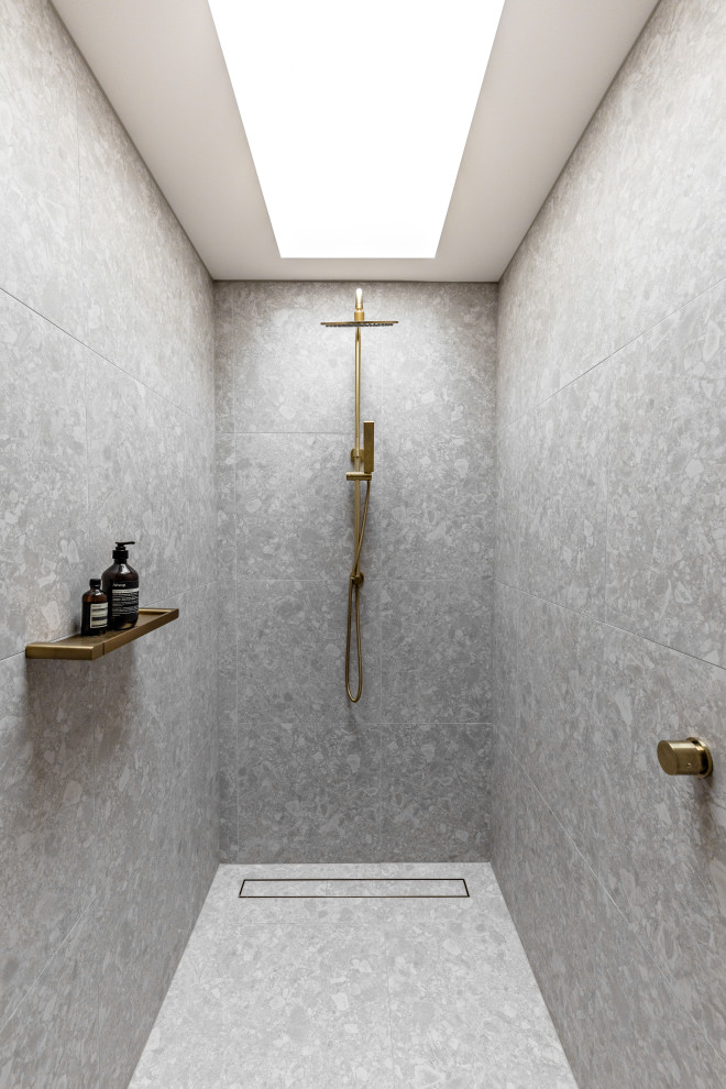 На фото: большая главная ванная комната в средиземноморском стиле с открытым душем, полом из керамической плитки, мраморной столешницей, открытым душем, серой столешницей, тумбой под две раковины и подвесной тумбой с
