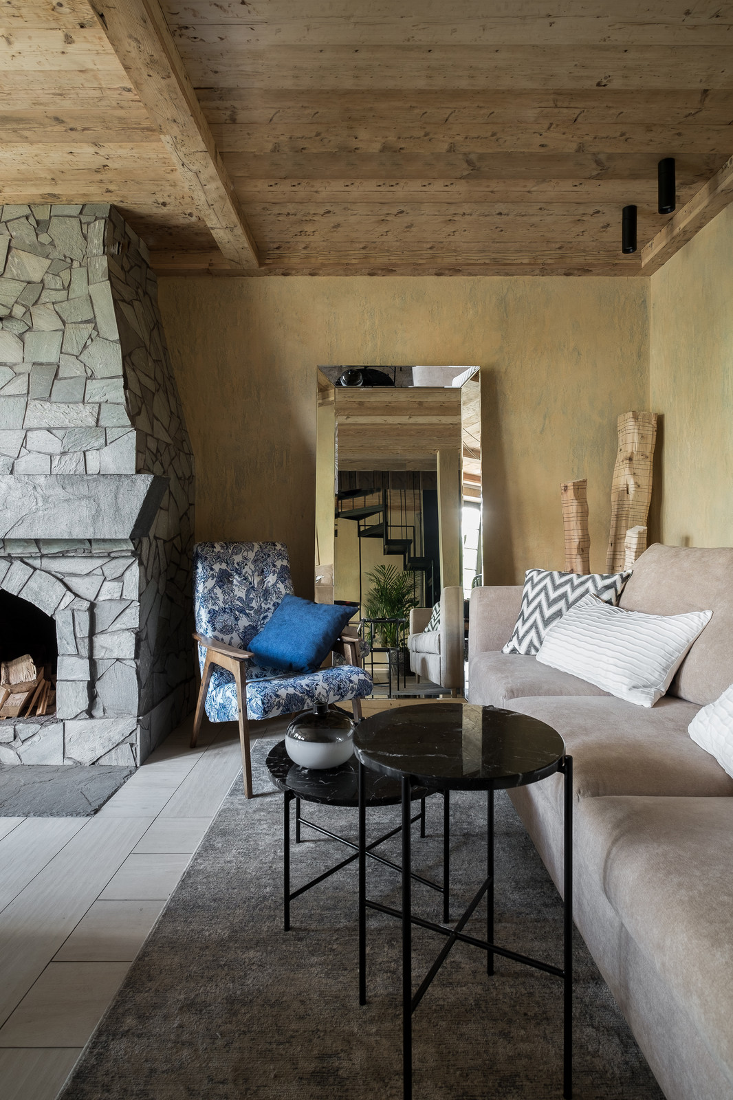 Кухня-гостиная в сланце и кружевах