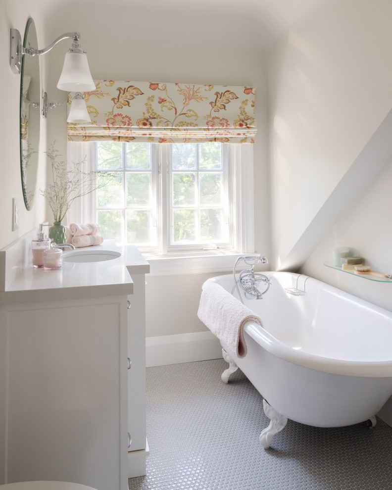 Transitional home design photo in Toronto