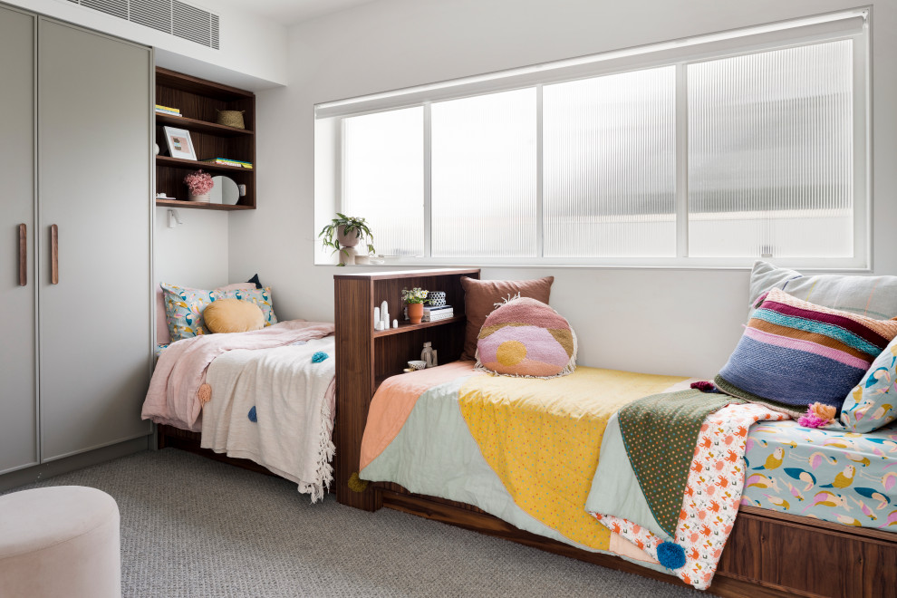 Foto på ett funkis flickrum kombinerat med sovrum och för 4-10-åringar, med vita väggar, heltäckningsmatta och grått golv
