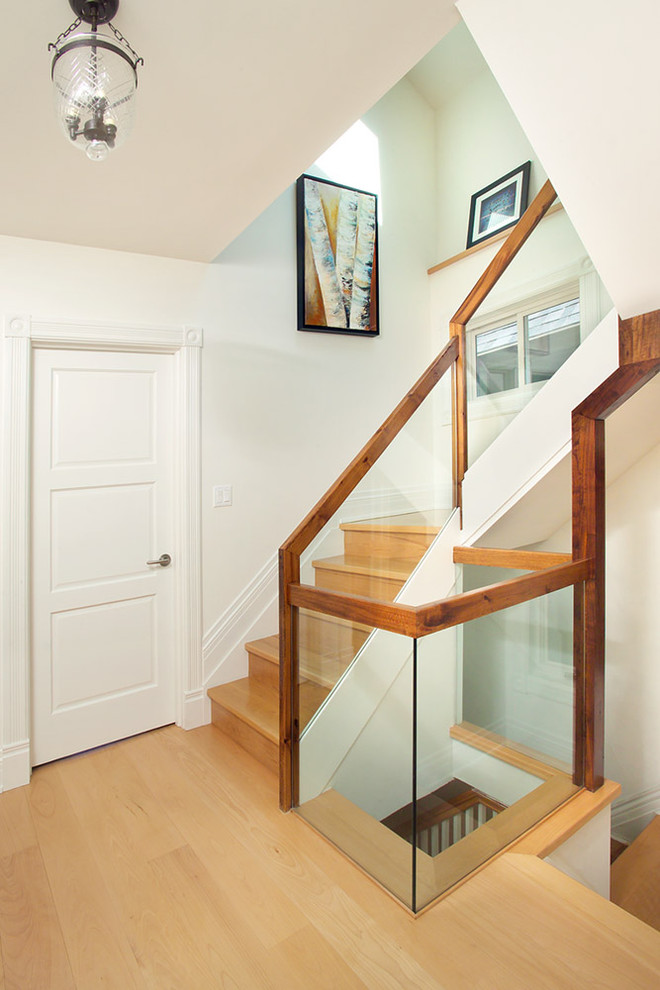 Inspiration for a mid-sized modern staircase in Toronto.