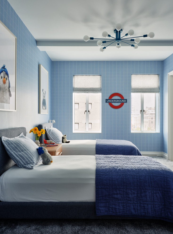 Inredning av ett klassiskt flickrum kombinerat med sovrum och för 4-10-åringar, med blå väggar, heltäckningsmatta och grått golv
