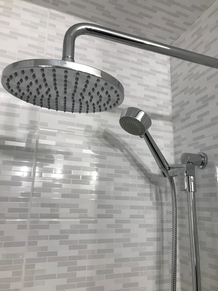 Example of a transitional home design design in Toronto