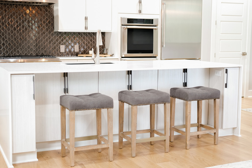 Inspiration for a mid-sized transitional eat-in kitchen remodel in Austin