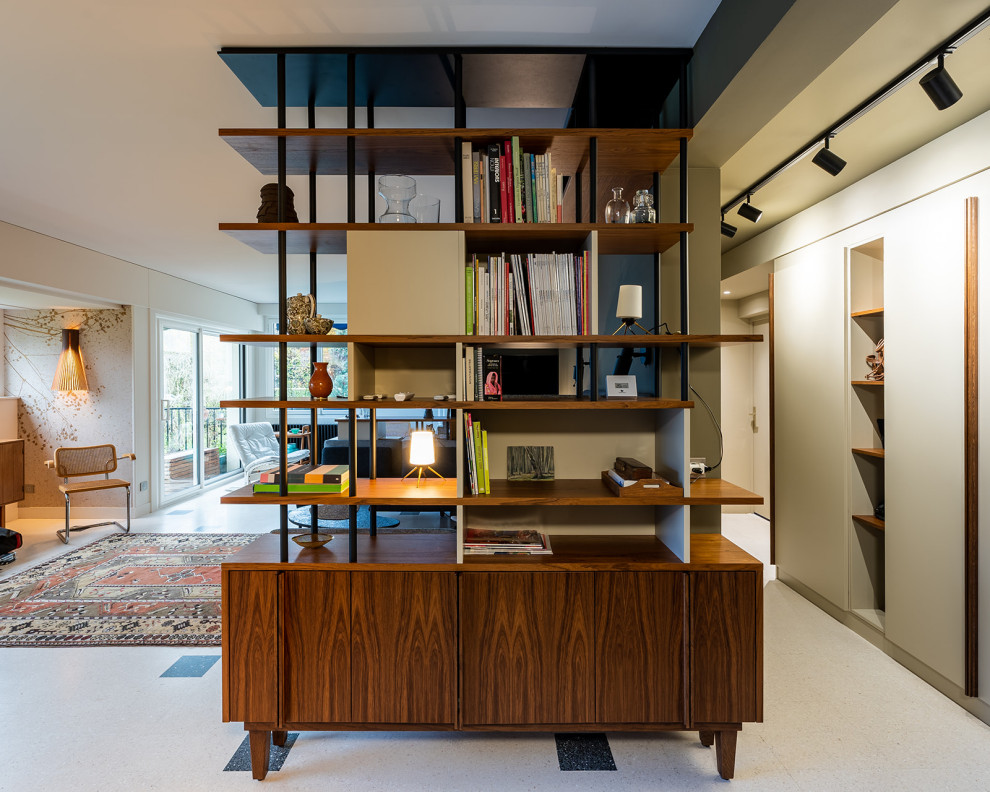 Esempio di un grande soggiorno moderno aperto con libreria, pareti verdi e pavimento in marmo