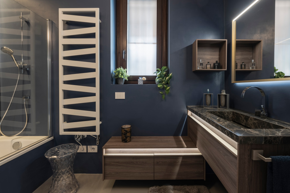 Inspiration för mellanstora moderna brunt en-suite badrum, med släta luckor, bruna skåp, en dusch i en alkov, en toalettstol med separat cisternkåpa, blå väggar, ett nedsänkt handfat, marmorbänkskiva och grått golv