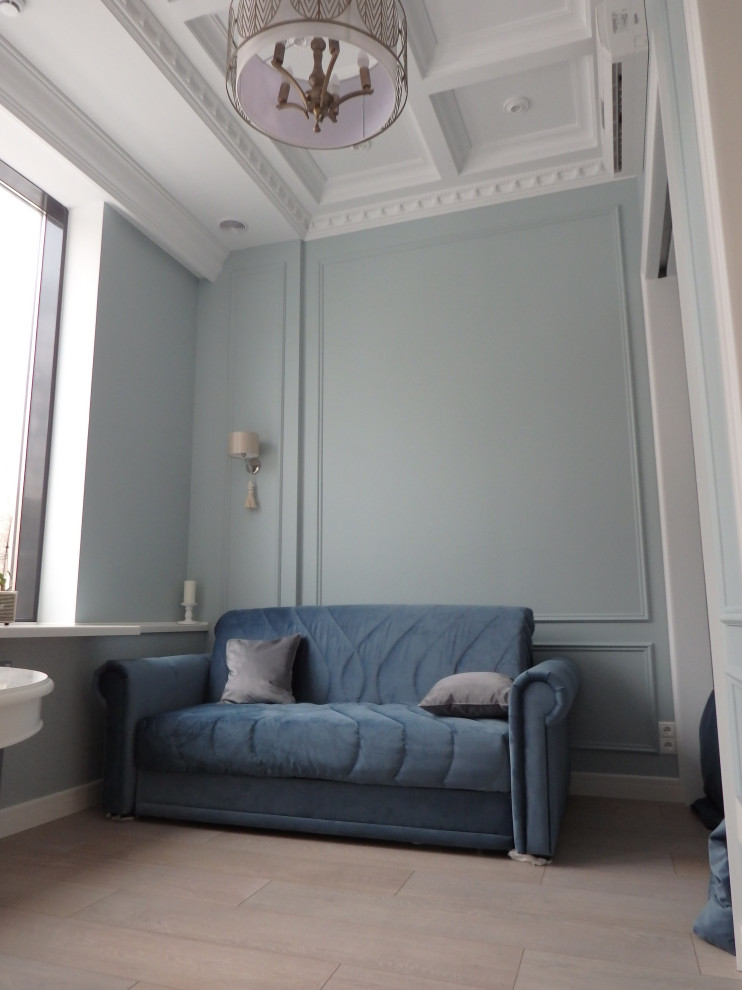Idee per un soggiorno moderno di medie dimensioni e stile loft con pareti blu, pavimento in laminato, nessun camino, TV a parete, pavimento beige e soffitto a cassettoni