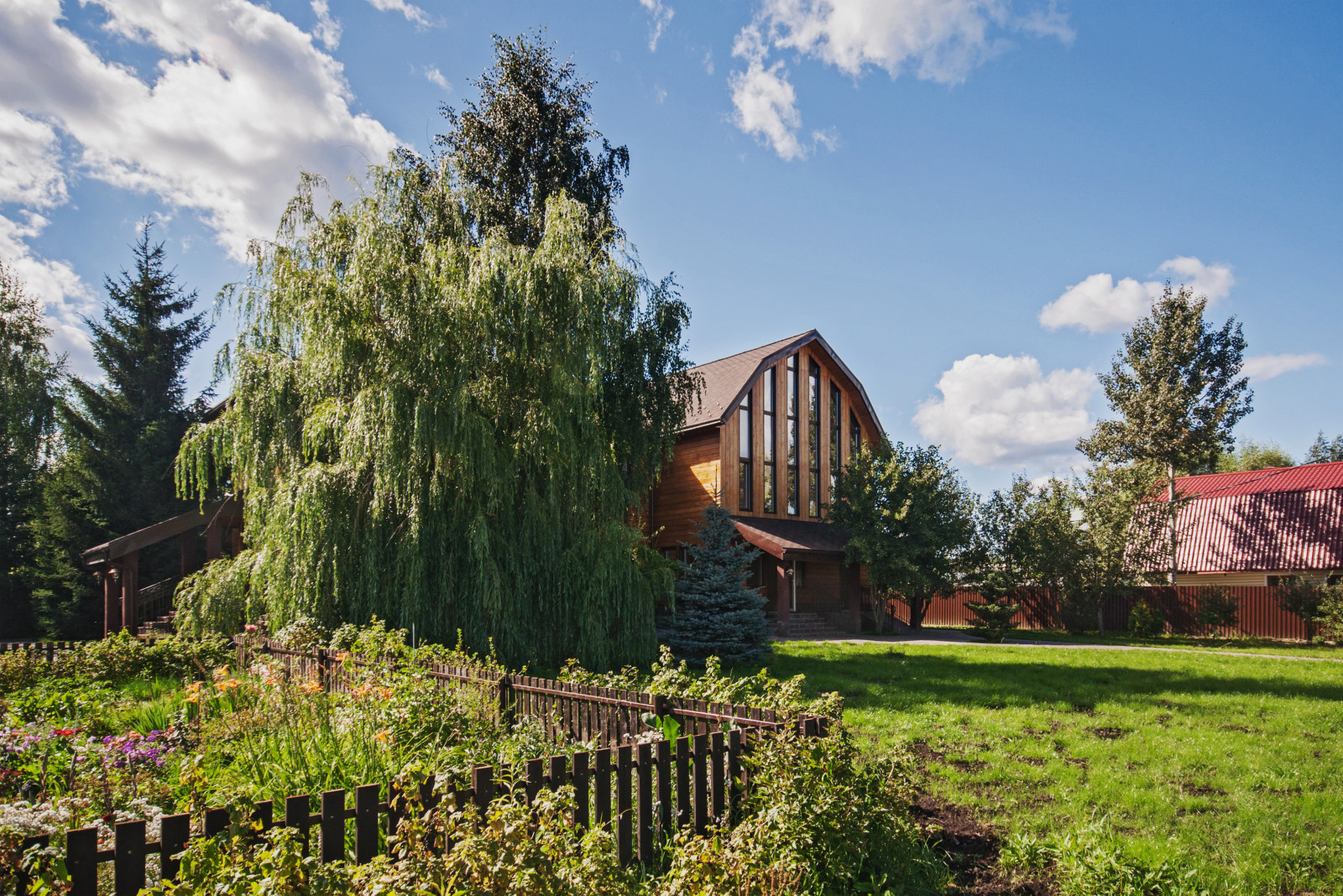 дворовый фасад и сад