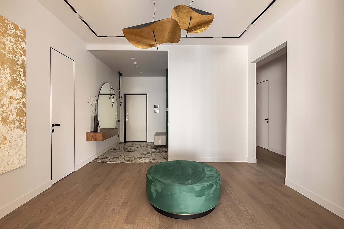 Современный интерьер с яркими акцентами в доме на набережной Невы