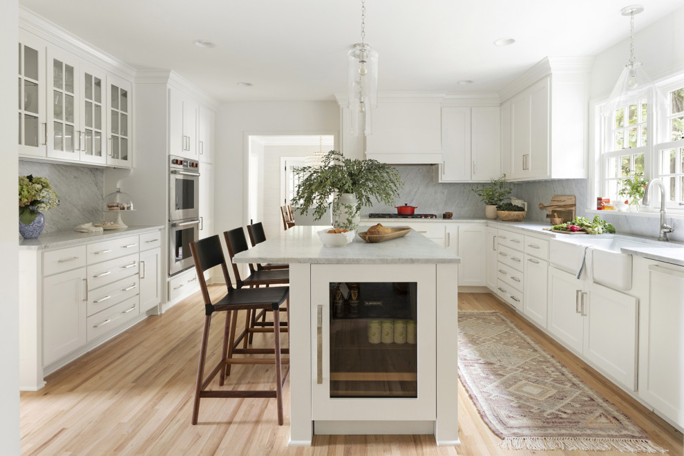 Klassische Küche mit Landhausspüle, weißen Schränken, Küchenrückwand in Grau, Kalkstein, Kücheninsel und grauer Arbeitsplatte in Minneapolis