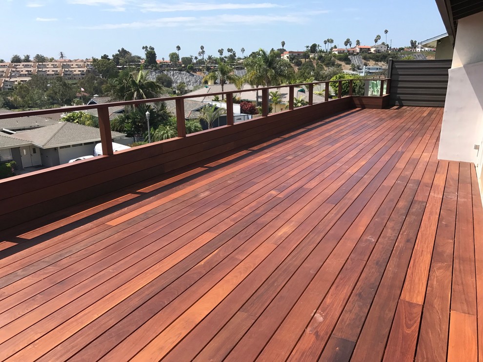 Design ideas for a large traditional backyard deck in Orange County.