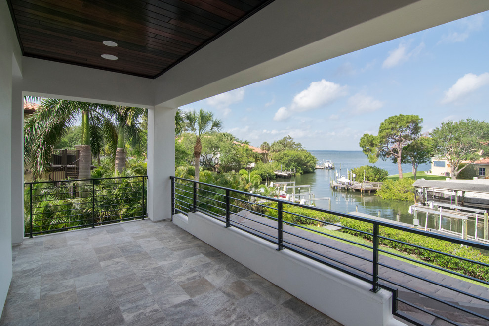 Example of a transitional deck design in Tampa