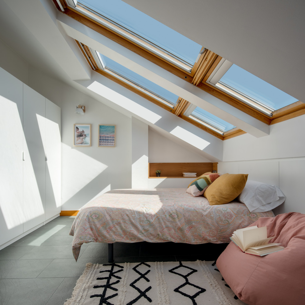 Diseño de dormitorio contemporáneo con paredes blancas y suelo de madera en tonos medios