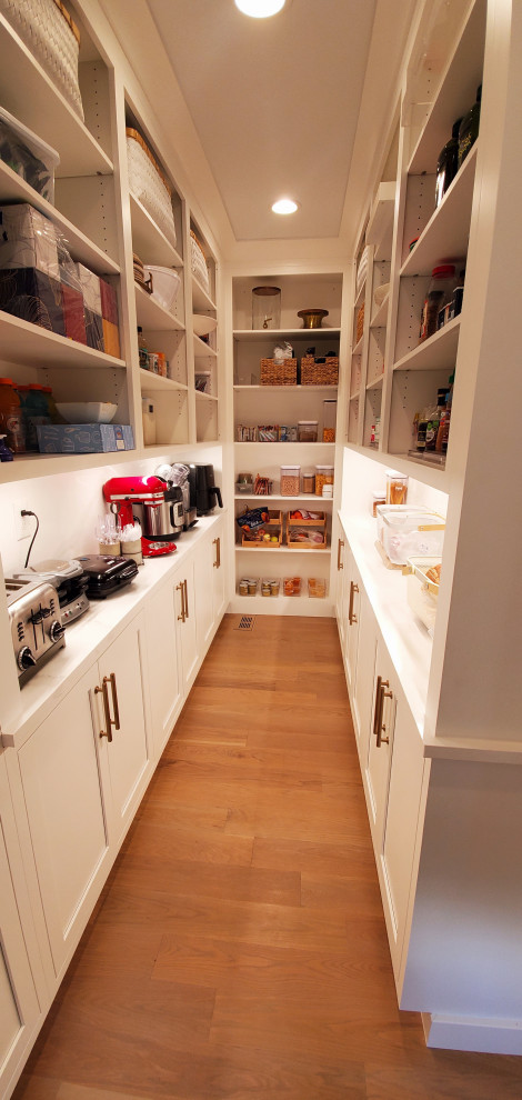 Inspiration for a large transitional u-shaped light wood floor eat-in kitchen remodel in Cincinnati with an undermount sink, shaker cabinets, light wood cabinets, quartz countertops, white backsplash, quartz backsplash, paneled appliances, an island and white countertops