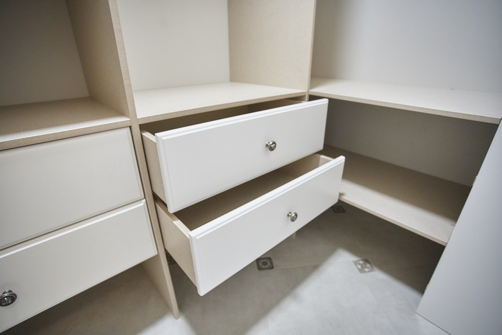 Гардеробная система классика raumplus с раздвижными и распашными дверьми