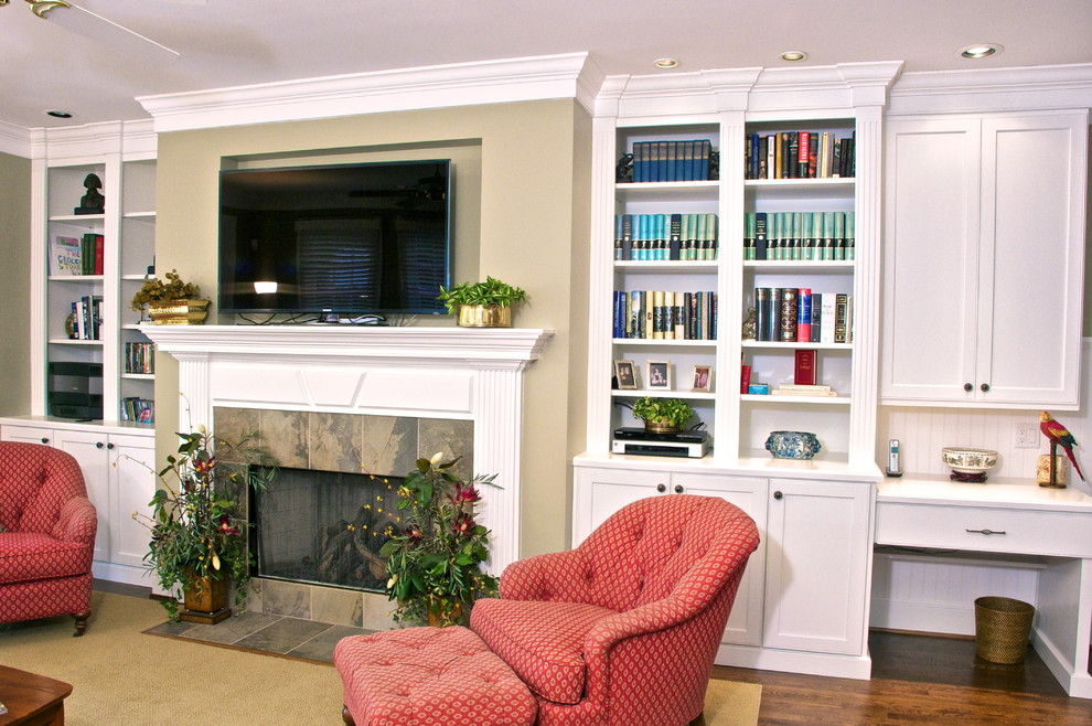 Traditional family room in Richmond.