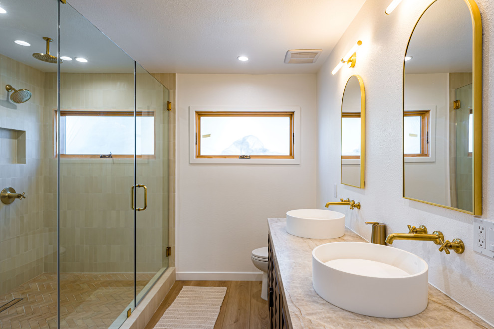 Источник вдохновения для домашнего уюта: ванная комната в современном стиле с фасадами с филенкой типа жалюзи, коричневыми фасадами, душем в нише, унитазом-моноблоком, бежевой плиткой, керамической плиткой, белыми стенами, светлым паркетным полом, настольной раковиной, мраморной столешницей, коричневым полом, душем с распашными дверями, коричневой столешницей, тумбой под две раковины, встроенной тумбой, балками на потолке, деревянными стенами и отдельно стоящей ванной