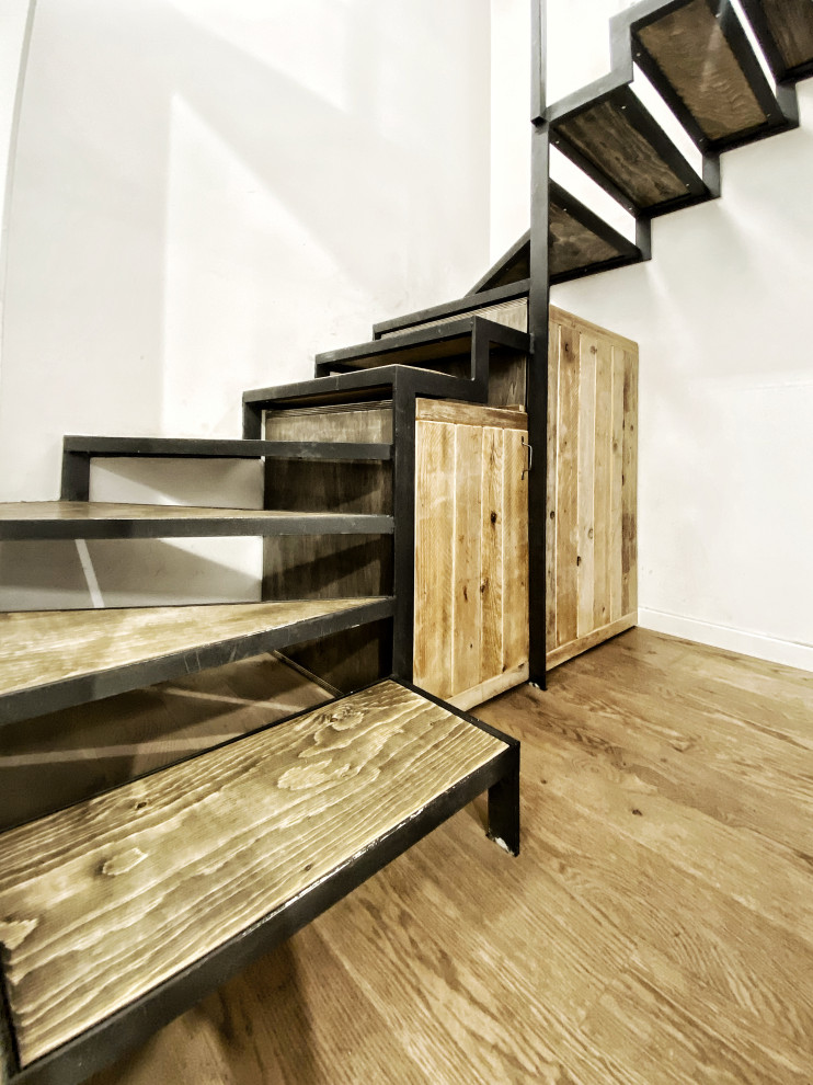 Ejemplo de escalera en U industrial pequeña sin contrahuella con escalones de madera y barandilla de metal