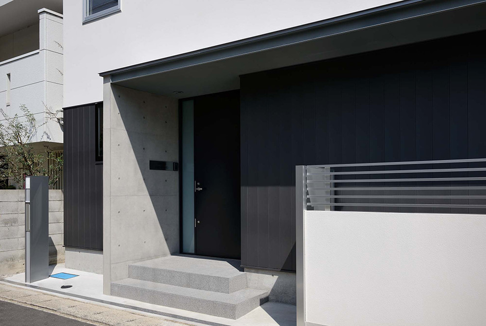 Immagine di un piccolo portico moderno davanti casa con pavimentazioni in cemento e un tetto a sbalzo